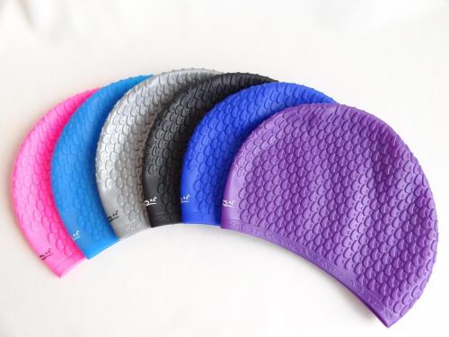 游泳戴硅膠的好還是布的好，硅膠泳帽和布泳帽哪個更舒服？